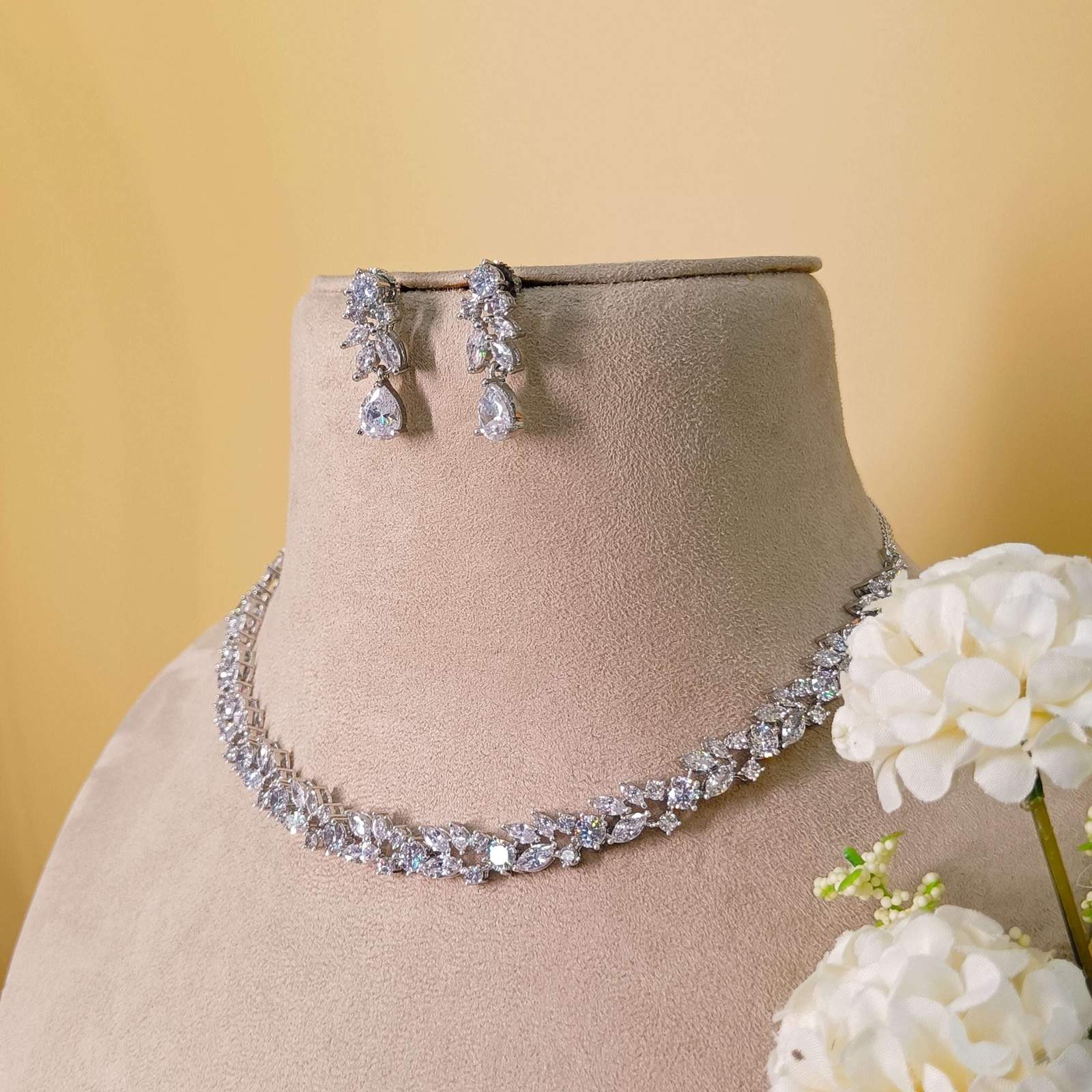 Ad Lily neckpiece
