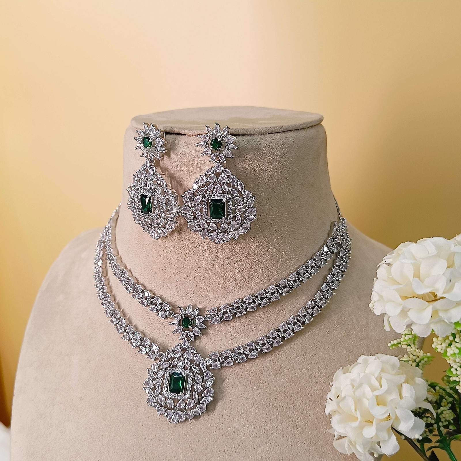Hania ad neckpiece