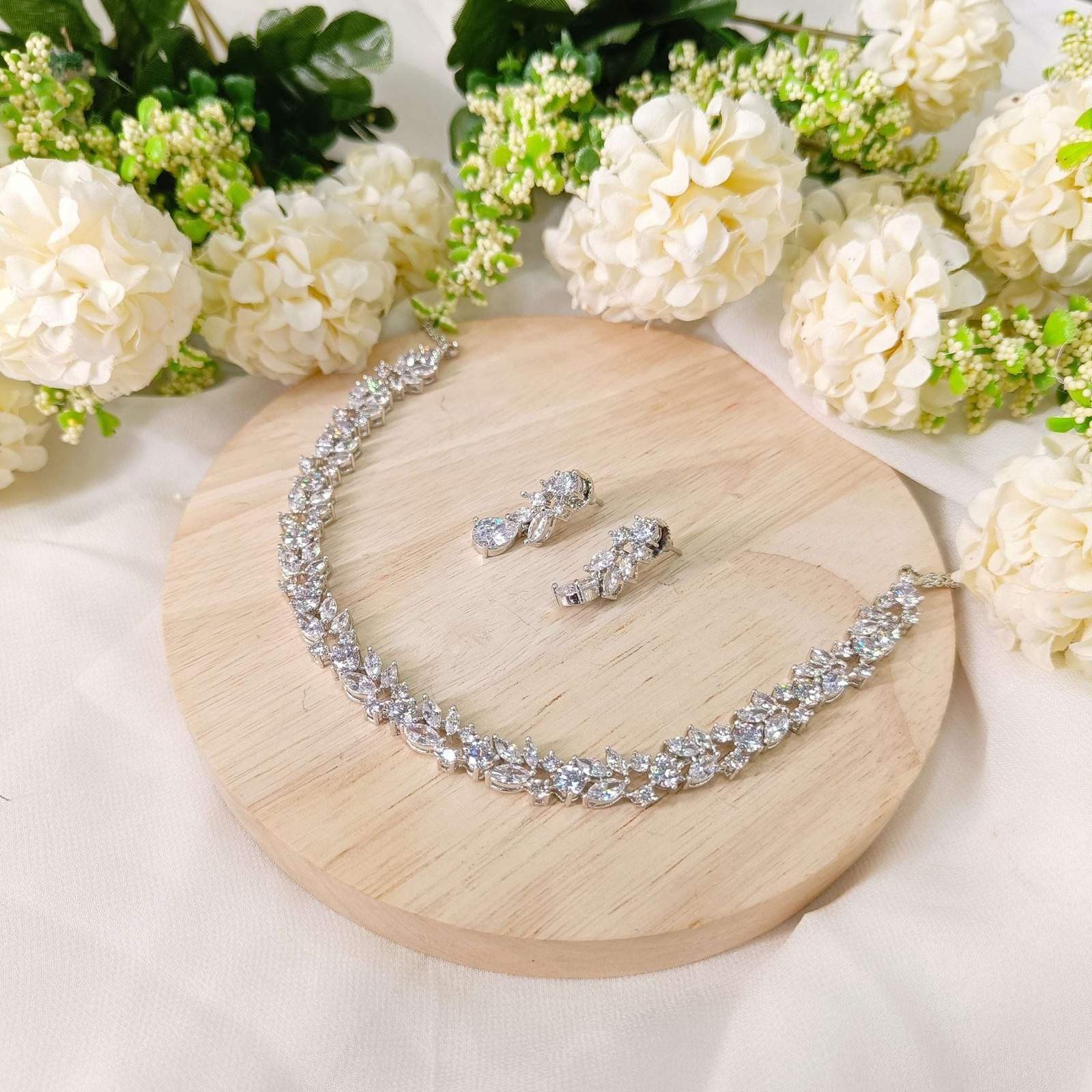 Ad Lily neckpiece