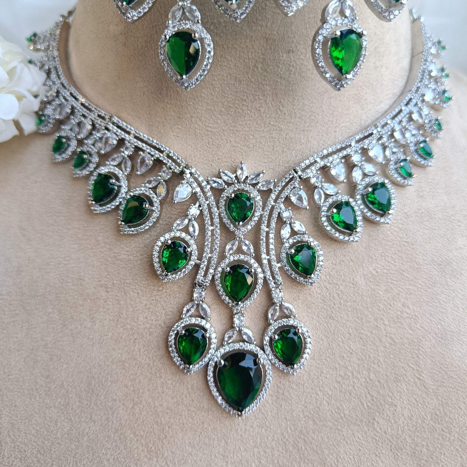 Esha ad neckpiece