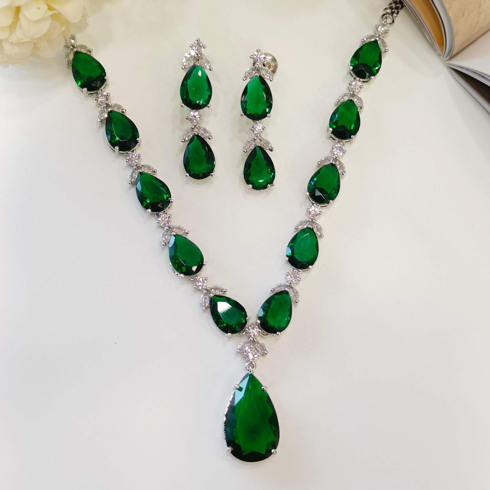 Ad Kiara emerald neckpiece 02