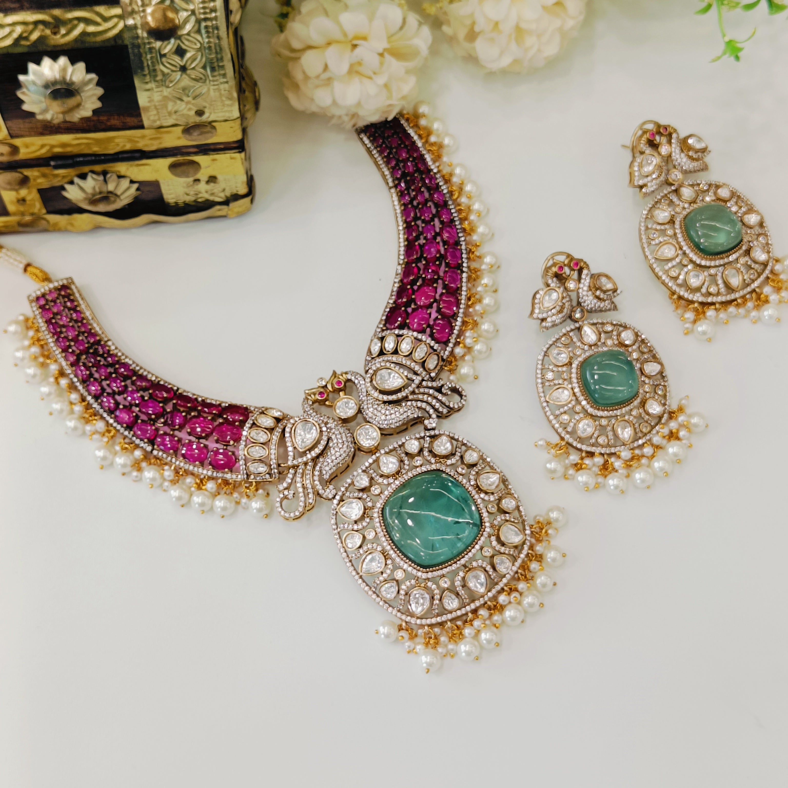 Nayaab Raveena neckpiece