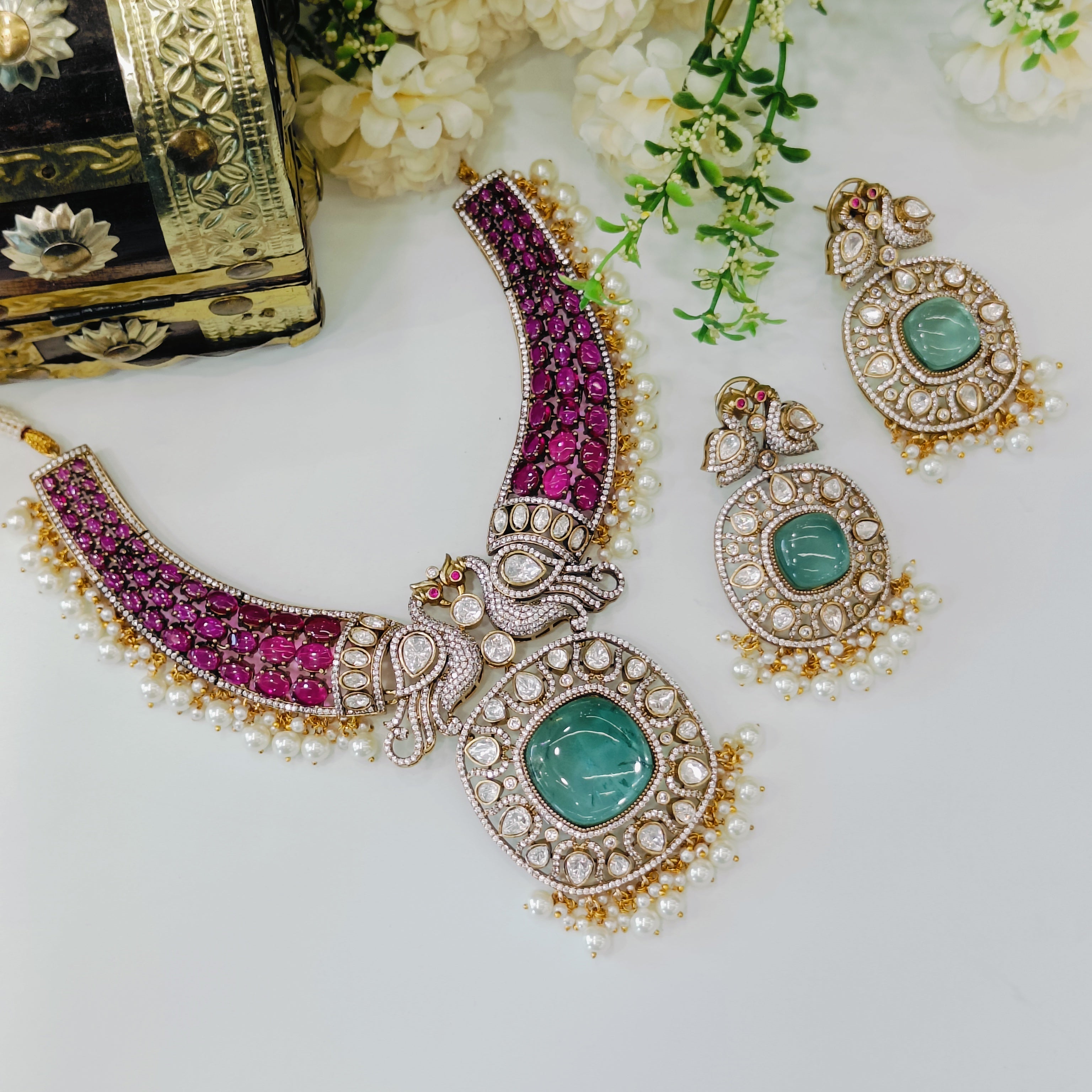 Nayaab Raveena neckpiece