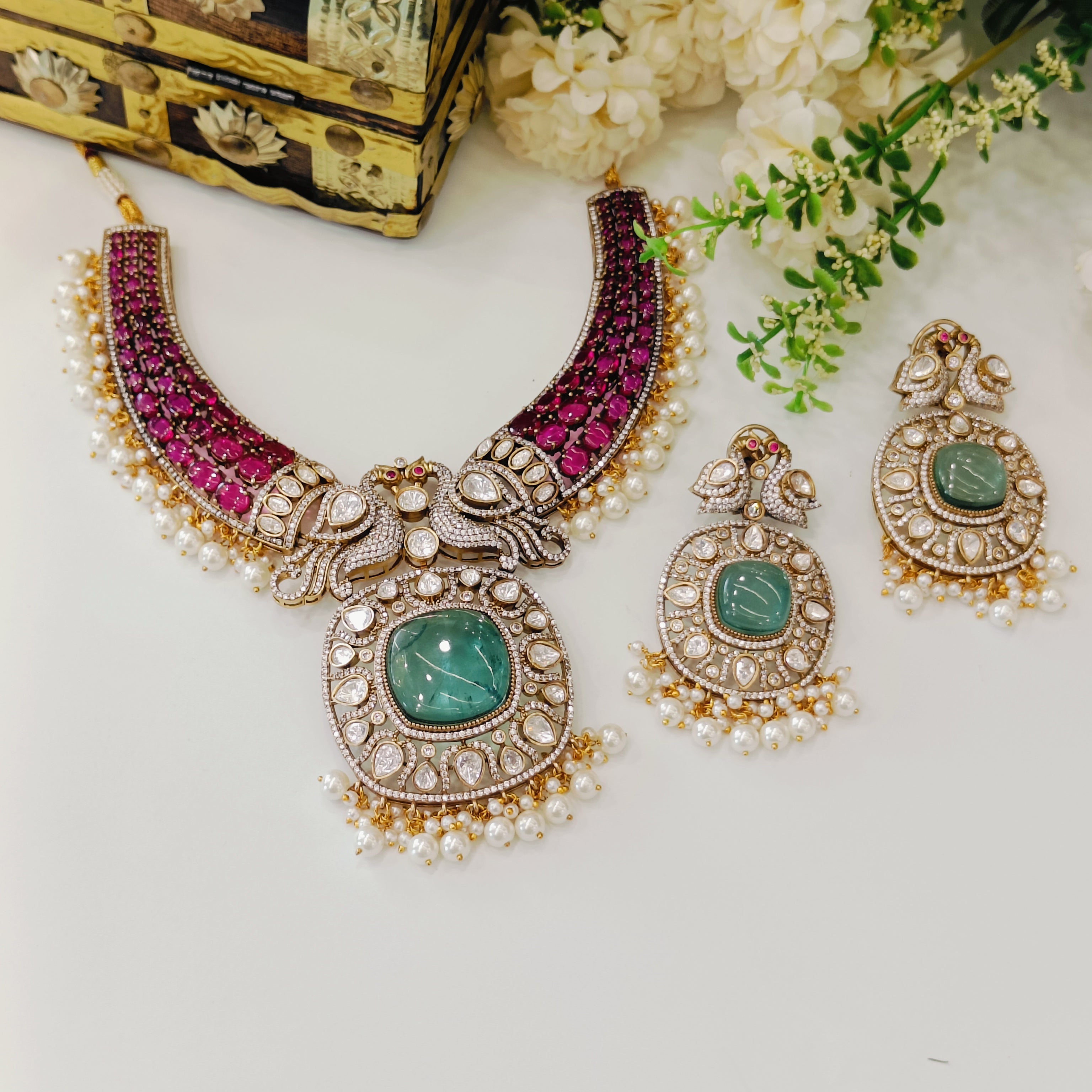 Nayaab Raveena neckpiece