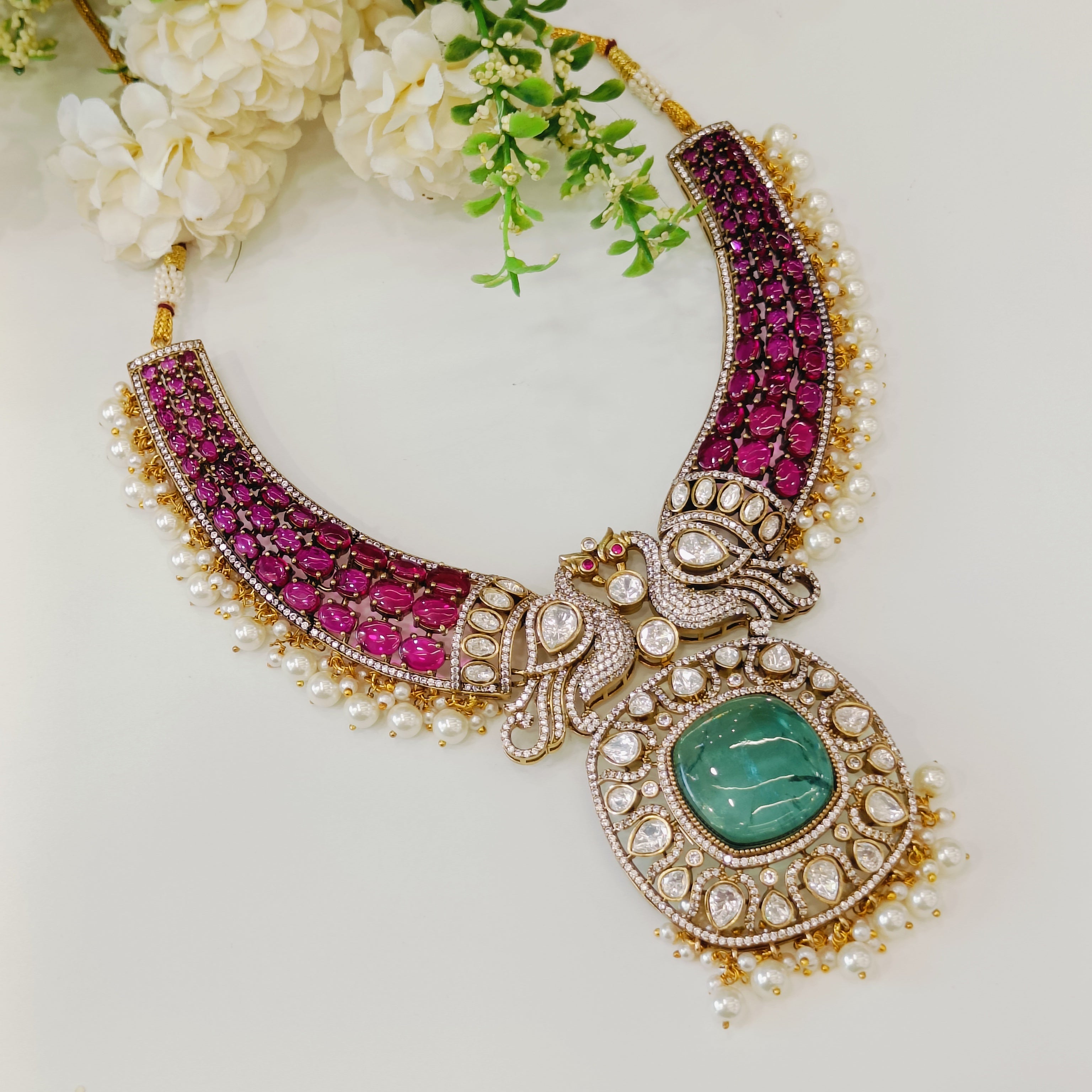 Nayaab Raveena neckpiece