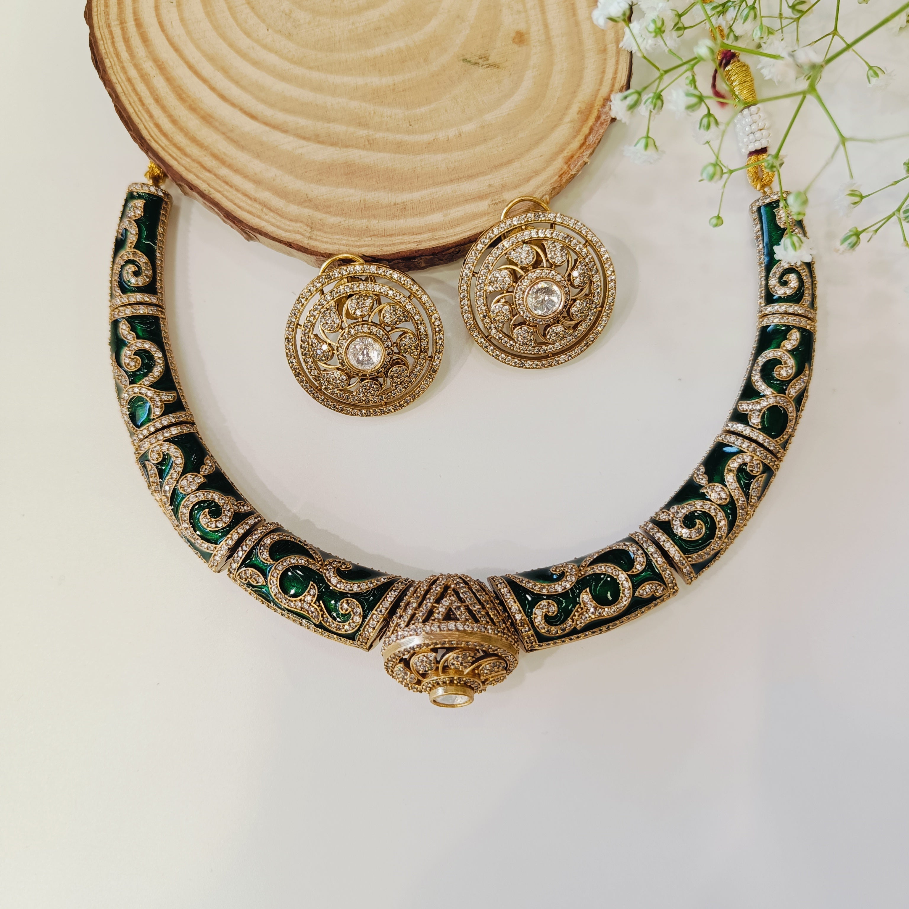 Nayaab Dipa Hasli Neckpiece