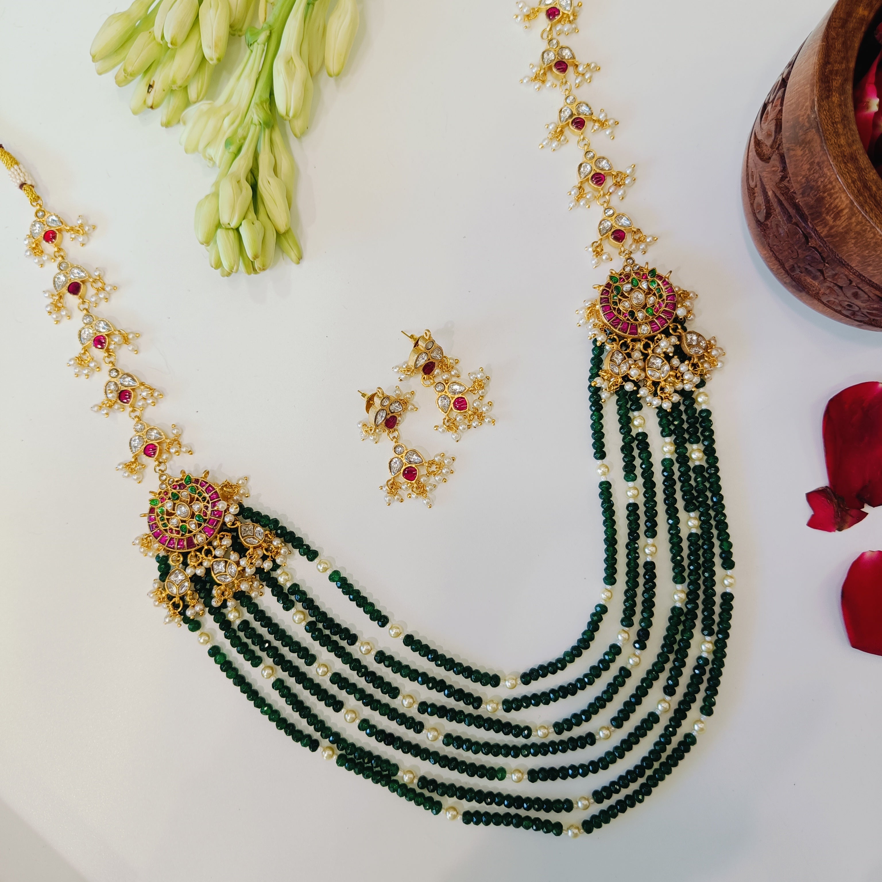 Nayaab Maryam neckpiece