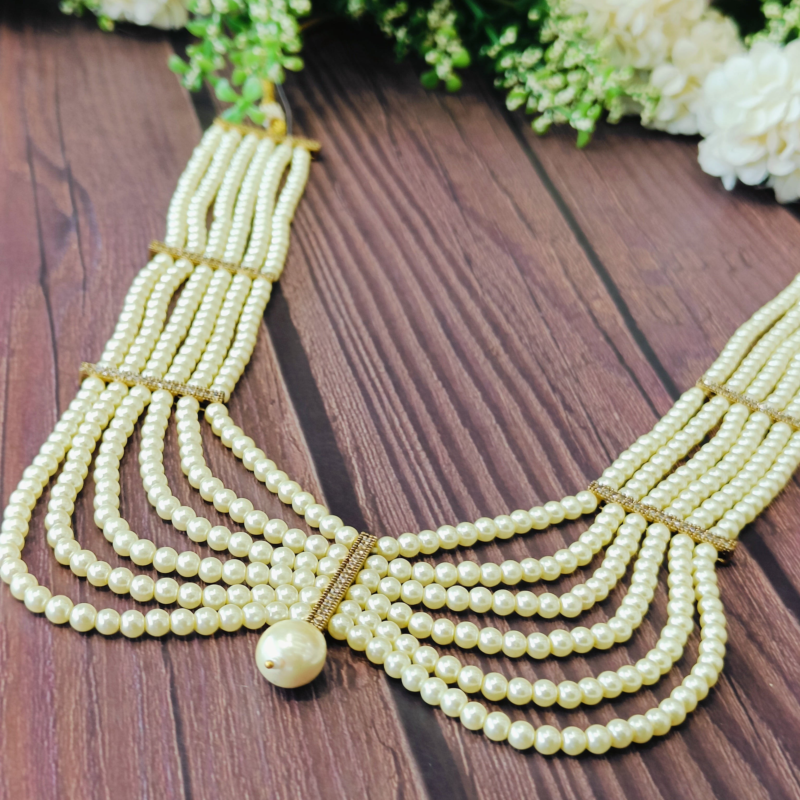 Nayaab Ruhi pearl neckpiece