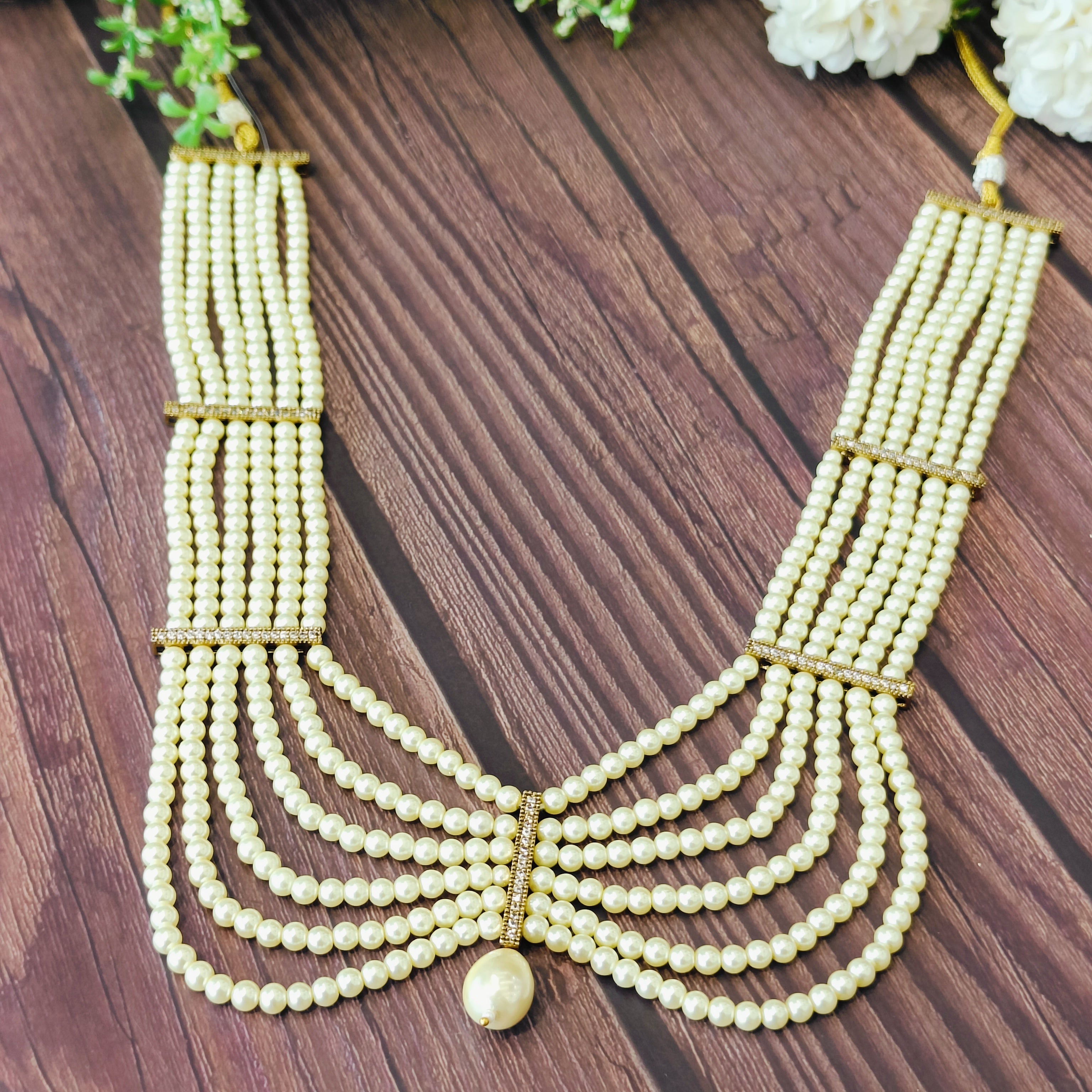 Nayaab Ruhi pearl neckpiece