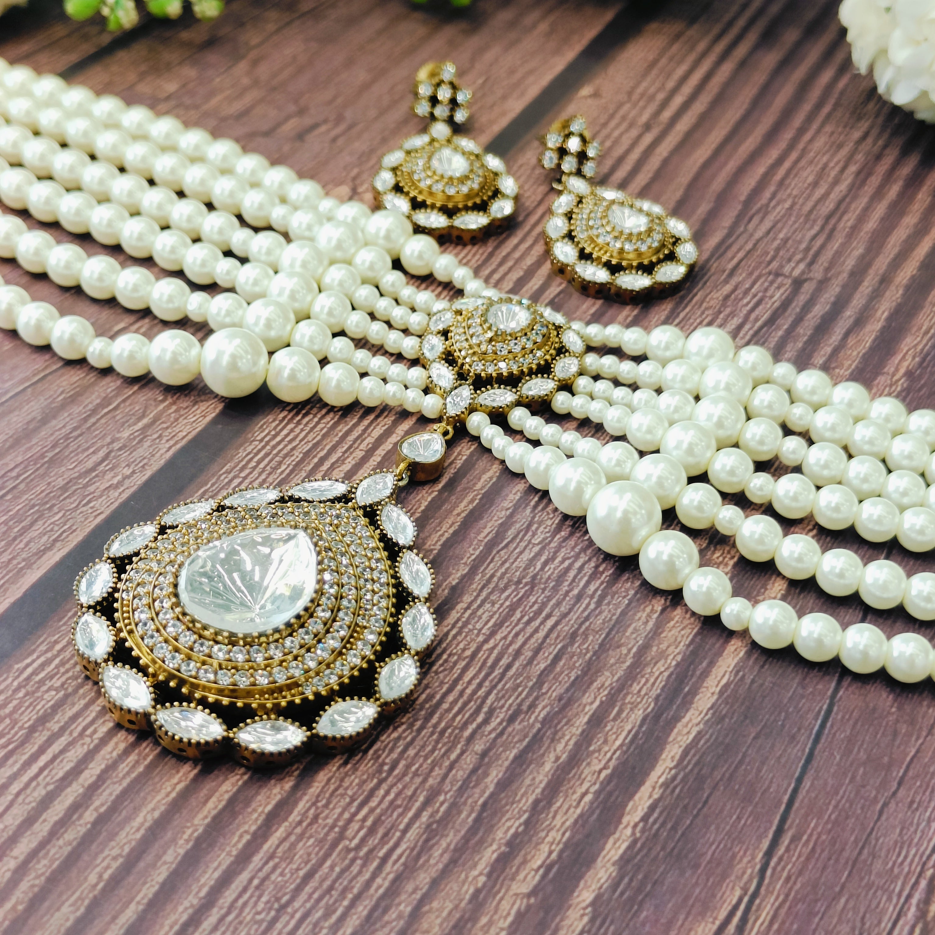 Nayaab Abha pearl Choker