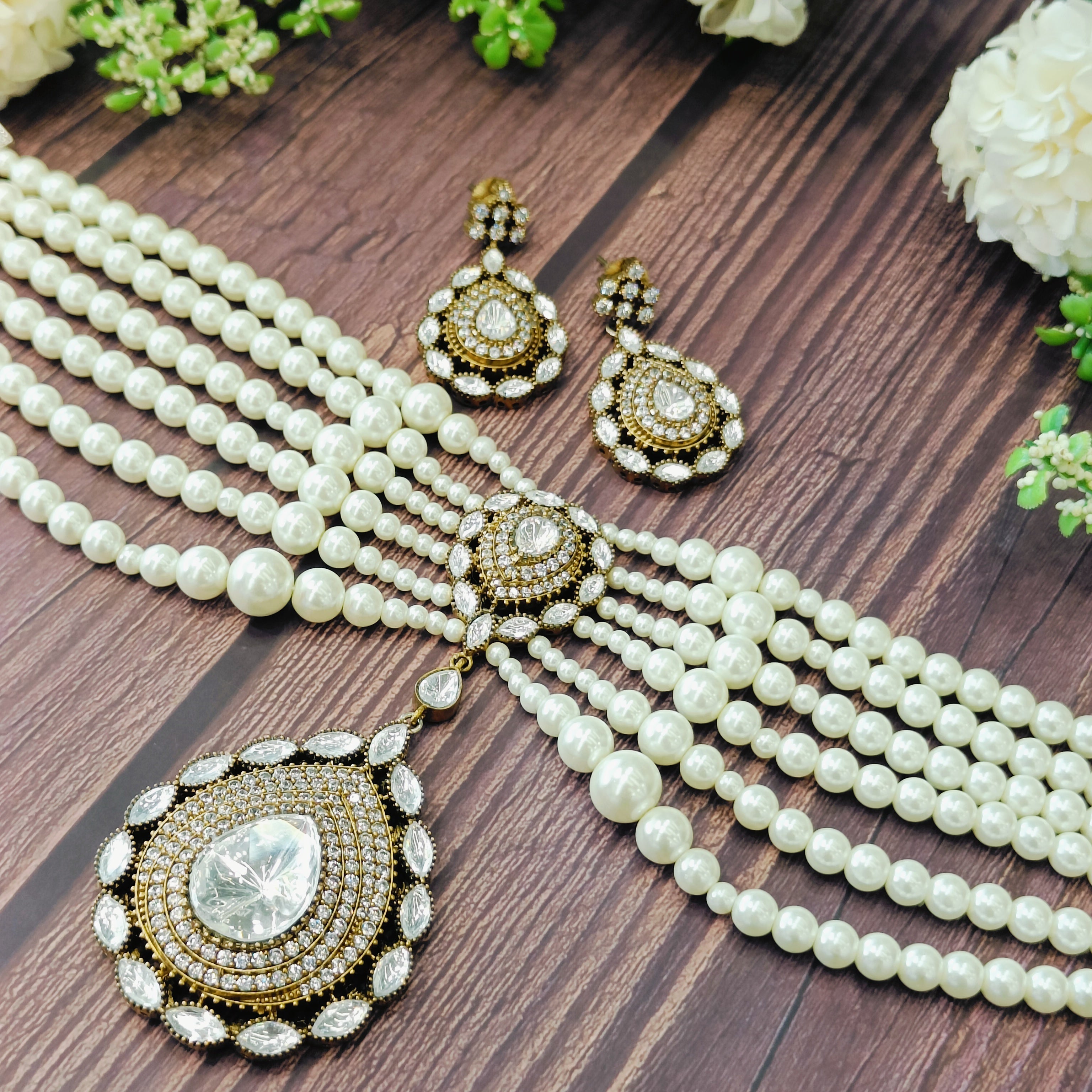 Nayaab Abha pearl Choker