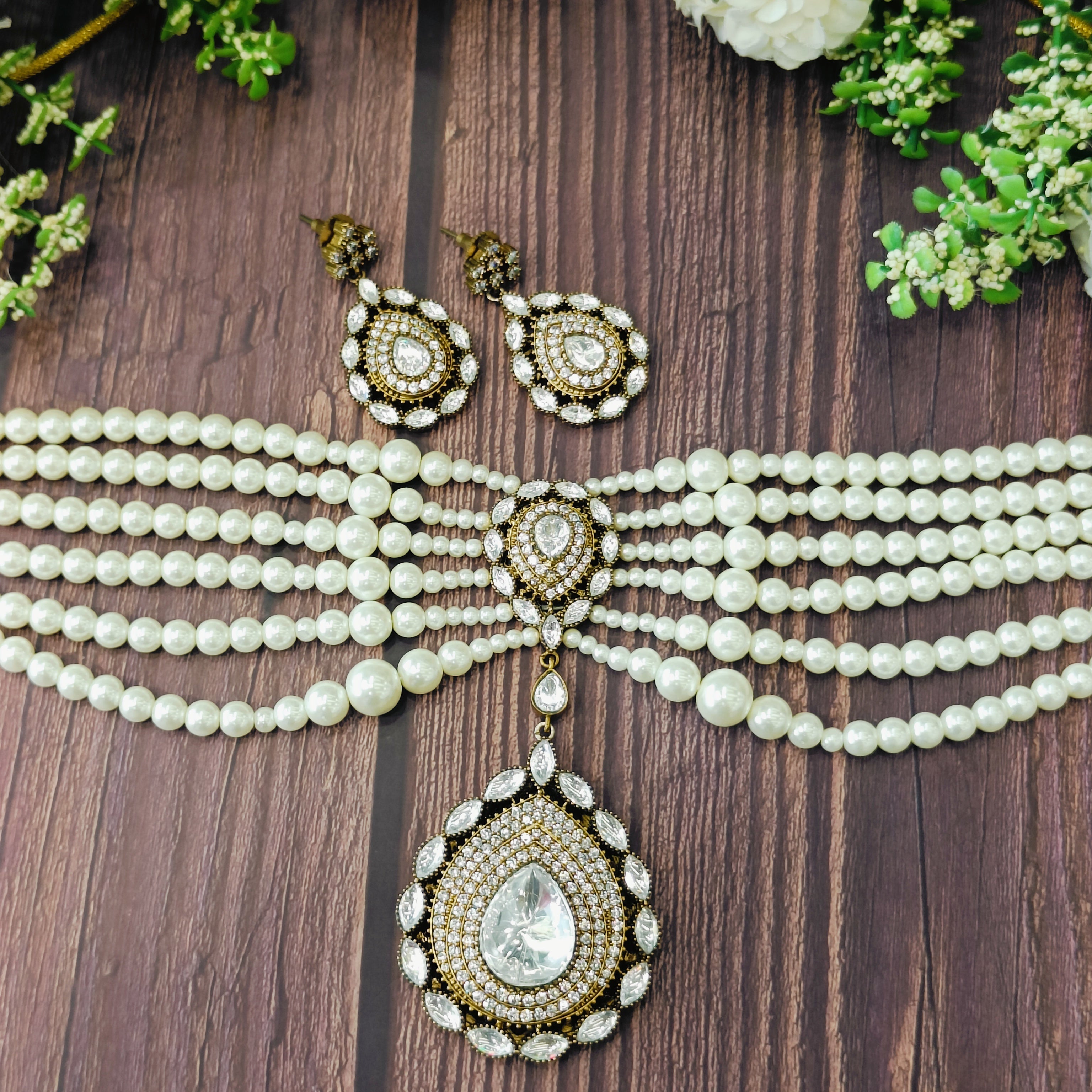 Nayaab Abha pearl Choker