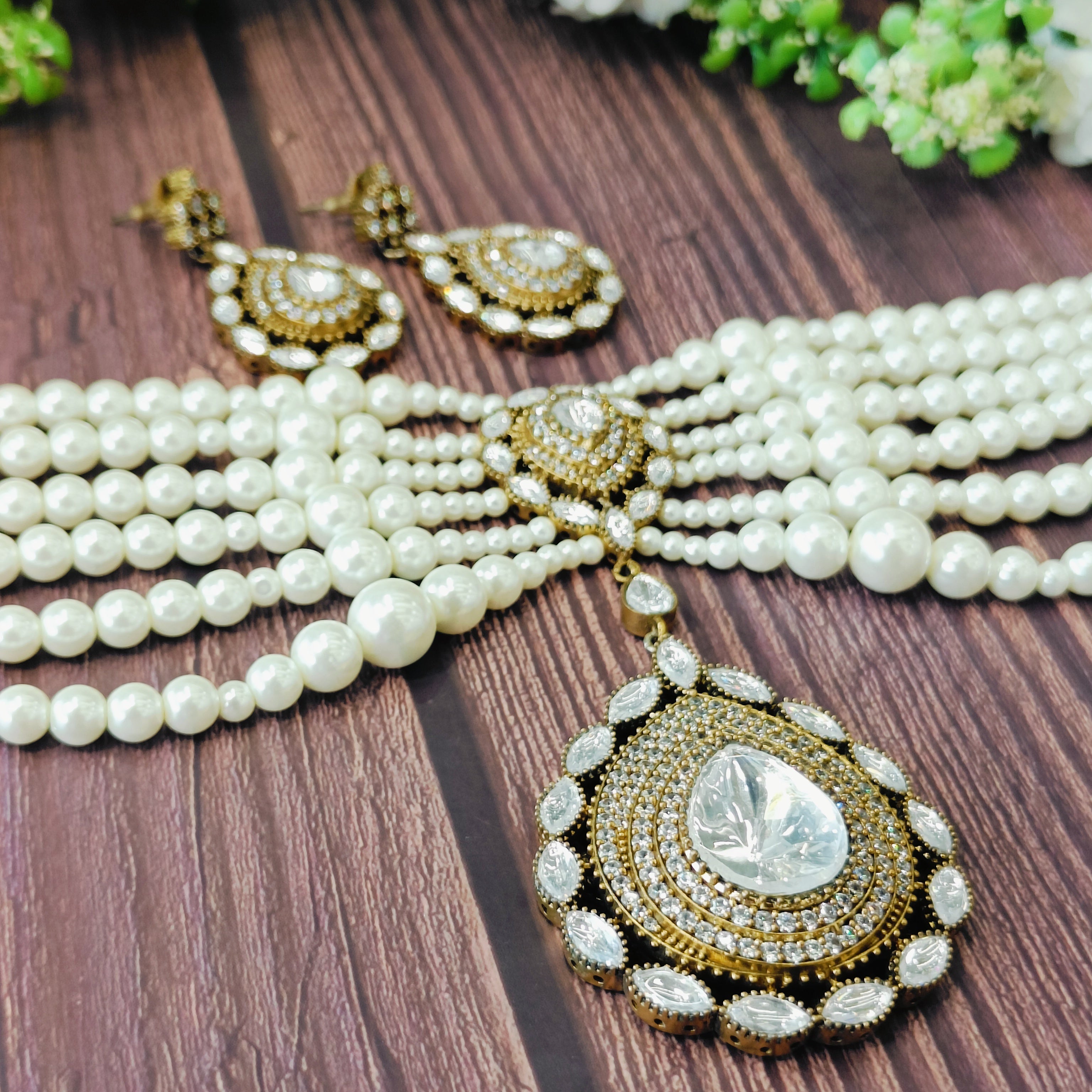 Nayaab Abha pearl Choker