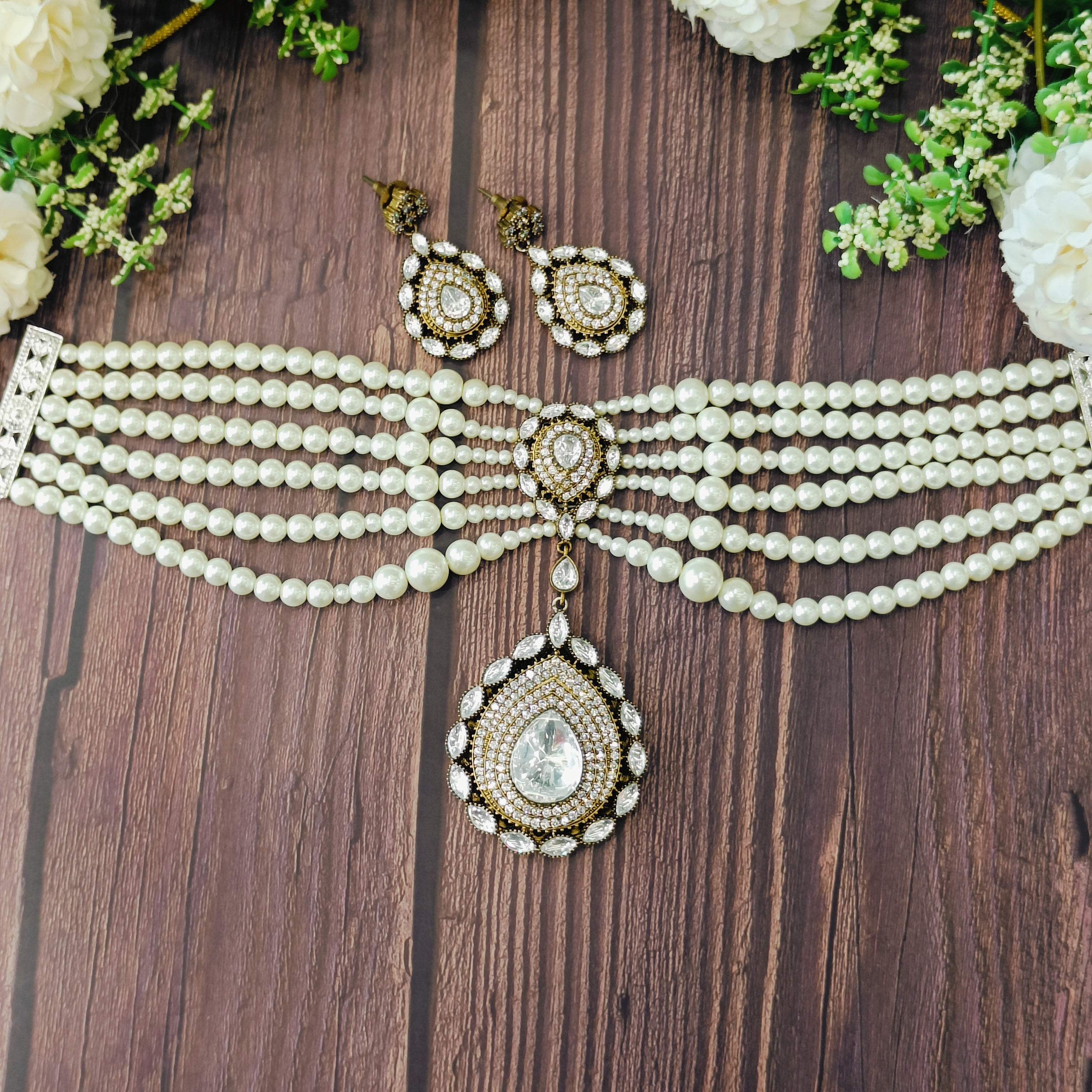 Nayaab Abha pearl Choker