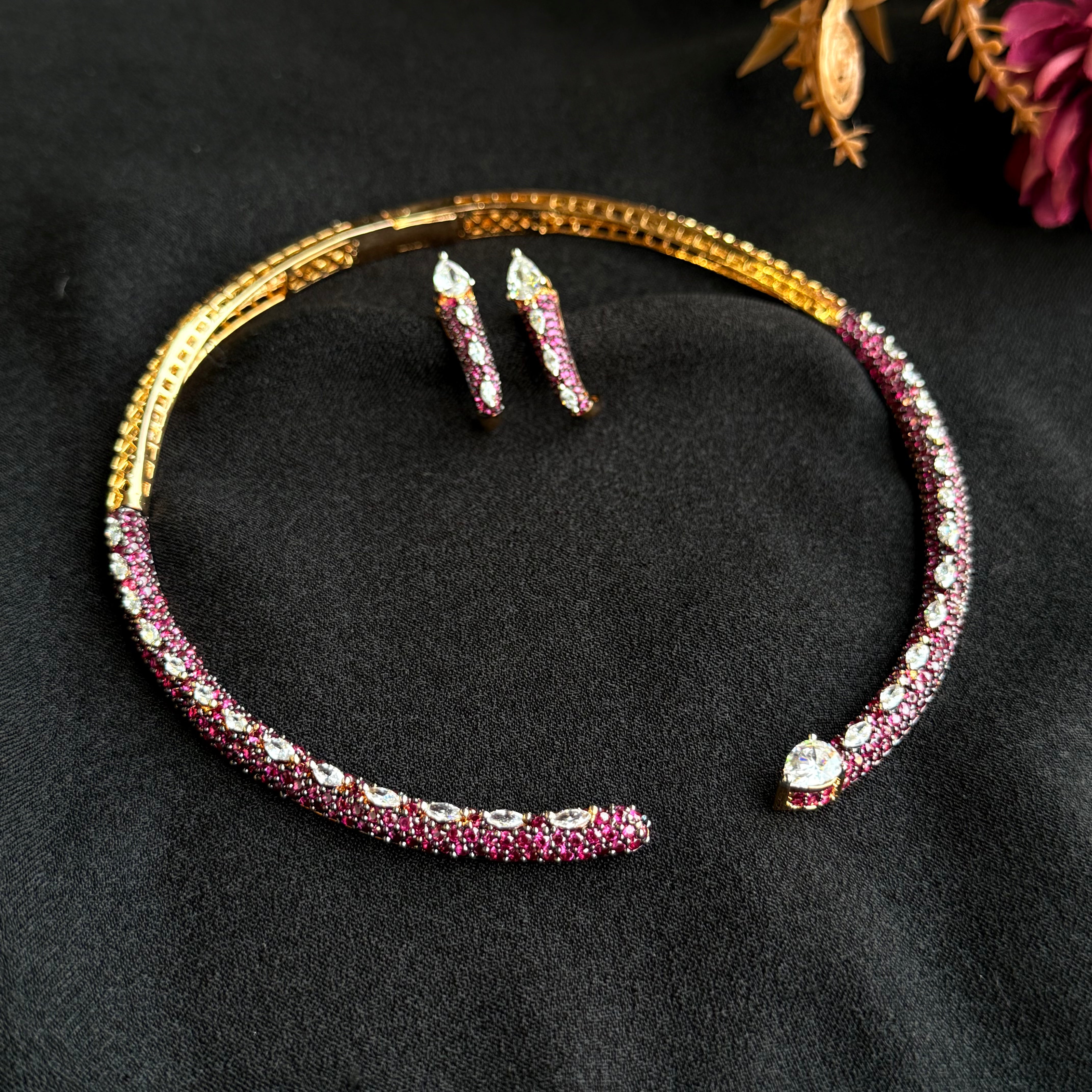 Ad Skylar Hasli Choker