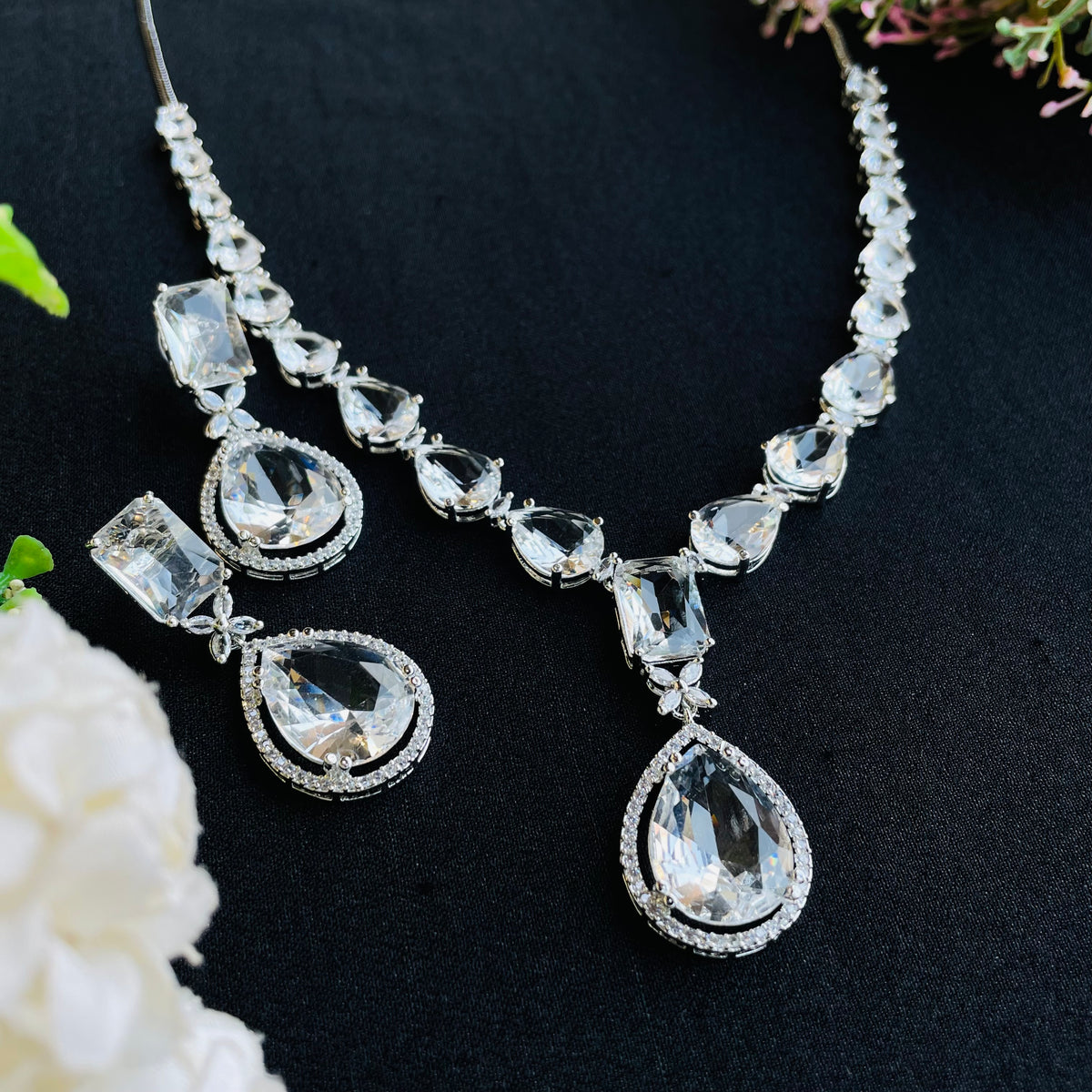 Moira Emerald Ad Neckpiece