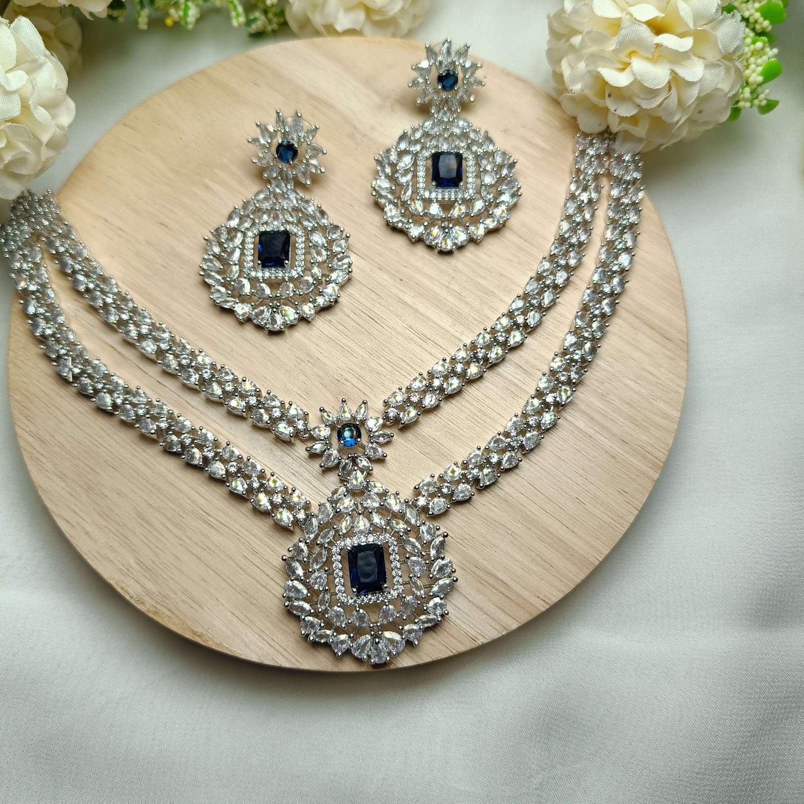 Hania ad neckpiece