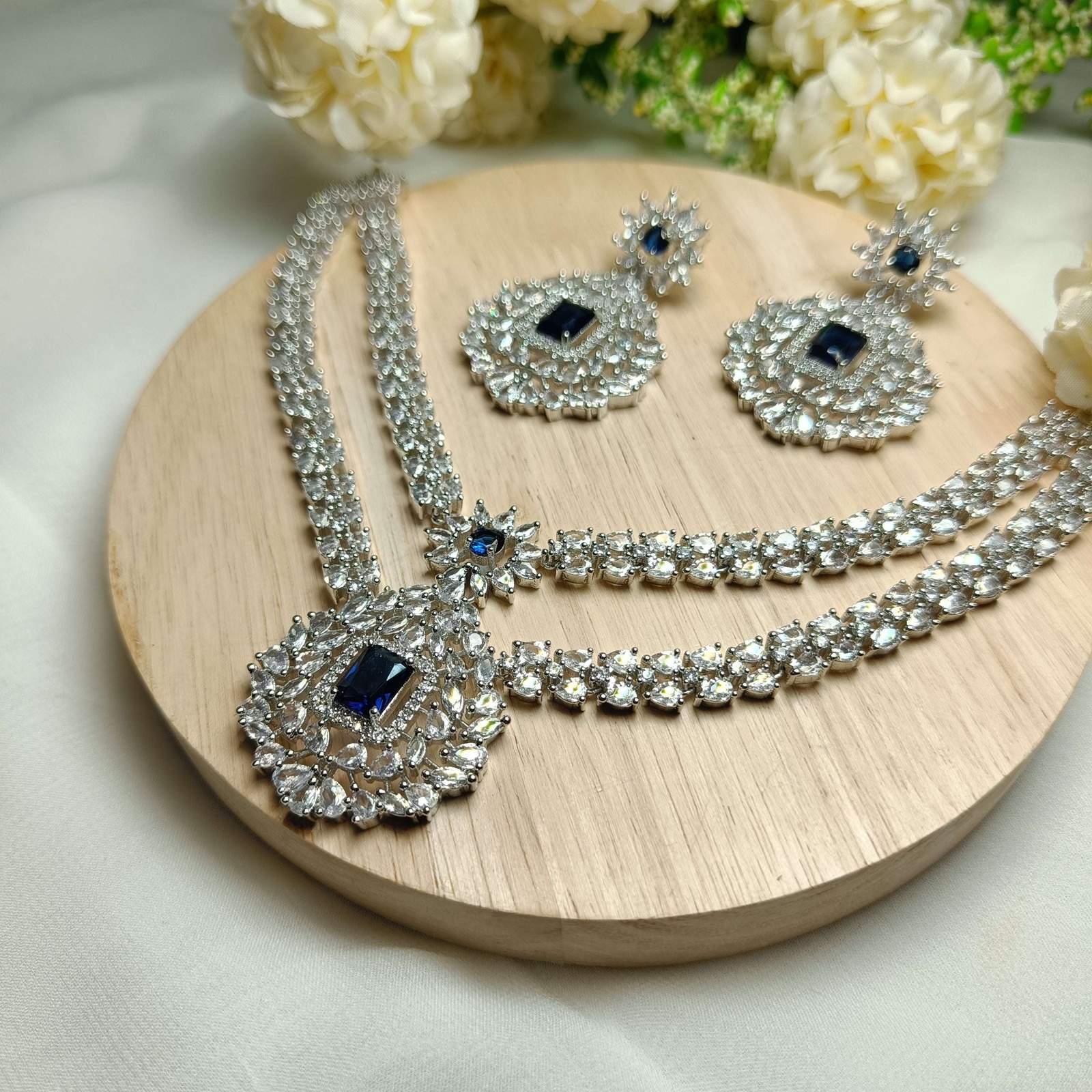 Hania ad neckpiece