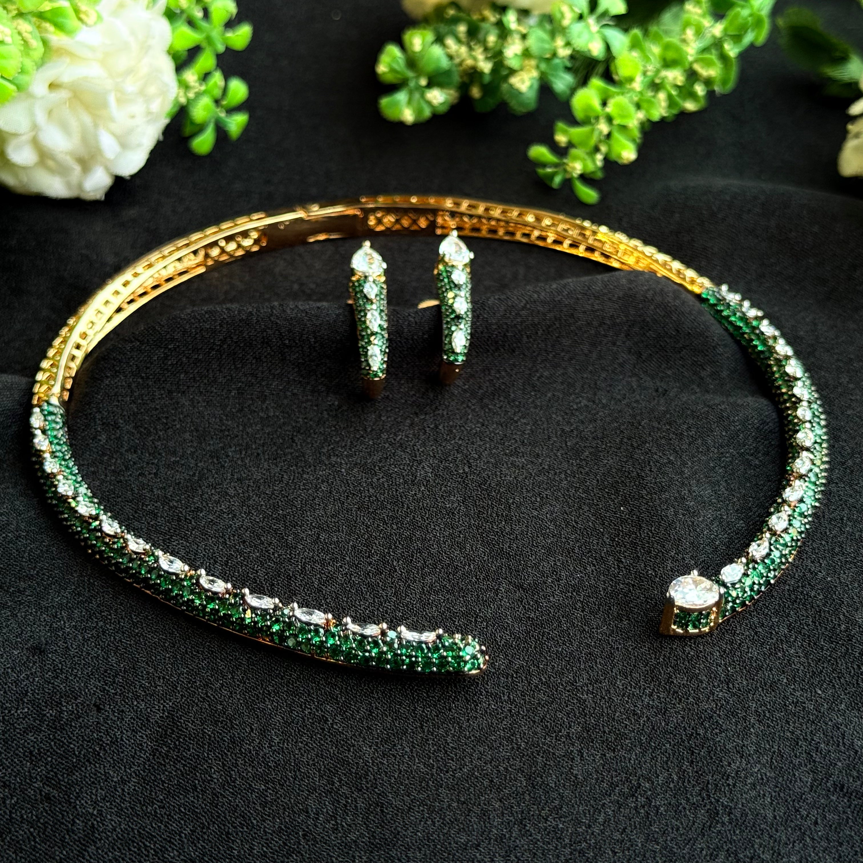 Ad Skylar Hasli Choker