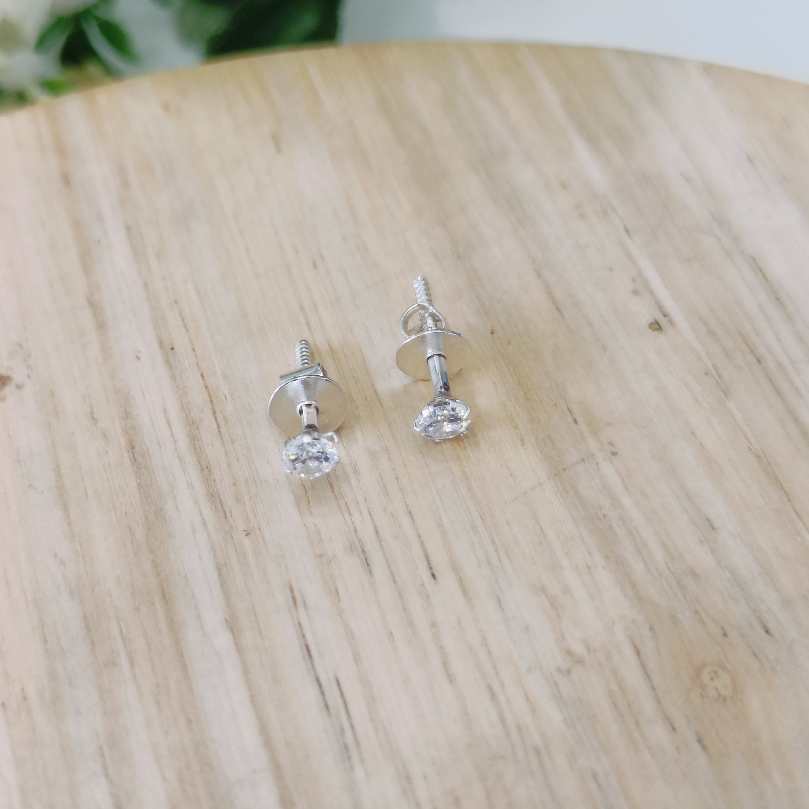 Vs sterling silver studs 182