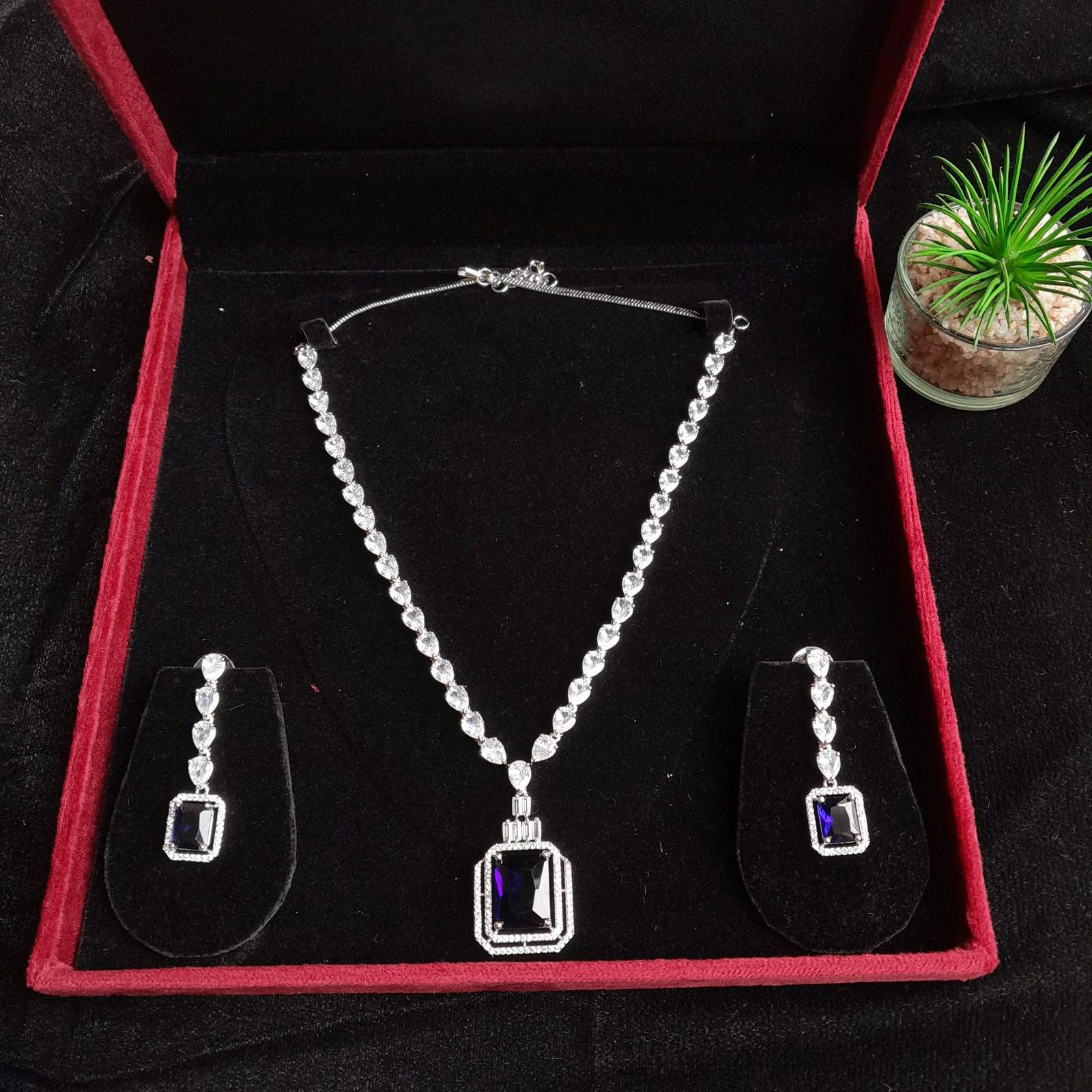 jane ad neckpiece