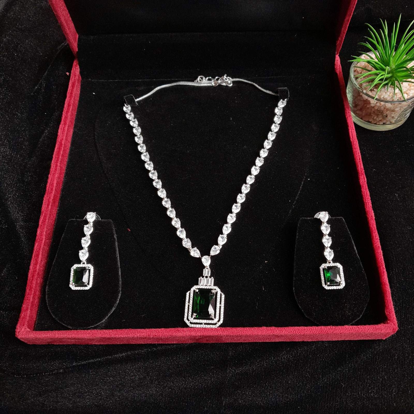 jane ad neckpiece